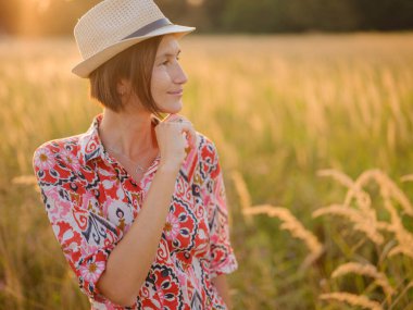 Kendini kucaklayan genç bir kadın, hareket halindeki bir aşk, akıl sağlığı savunucusu, iç huzuru bulmak için Avrupa 'nın kırsal kesimlerinde kendi kendine bakım uygulayan.