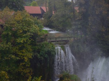 Hırvatistan 'ın Slunj kenti yakınlarındaki Rastoke Köyü' ne git. Korana nehrinin şelalelerinde nefes kesici eski su değirmenleri, güzel kırsal alanlar.