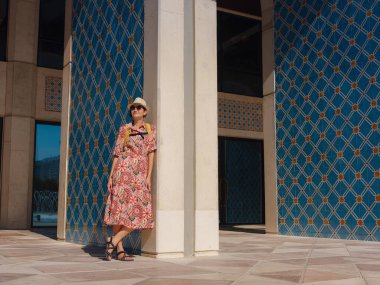 Abu Dabi 'de Qasr Al Hosn Parkı' nı keşfeden genç bir kadın. Yeşillik ve tarihi simgelerle çevrelenmiş, kentin kalbindeki sakin atmosfer ve Emirati mirasının tadını çıkarıyor..