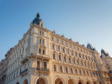 Şehir merkezindeki Majestic Viyana Belediye Binası. Tarihi neo-gotik dönüm noktası. Viyana 'nın ikonik belediye binası, tarihin ve kültürün büyük bir sembolü, yaz gökyüzünün altında parlıyor..
