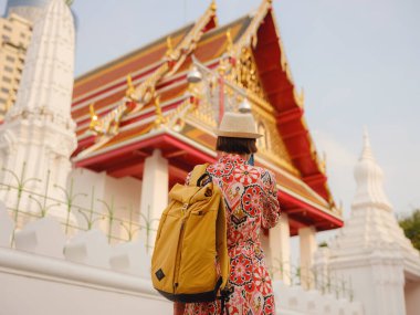Bangkok 'taki Budist Tapınakları' nın yakınlarındaki Renkli Sokakları Keşfeden Kadın. Geleneksel mimari ve güzel Budist tapınaklarıyla çevrili Bangkok 'un büyüleyici sokaklarında gezen kadın gezgin..