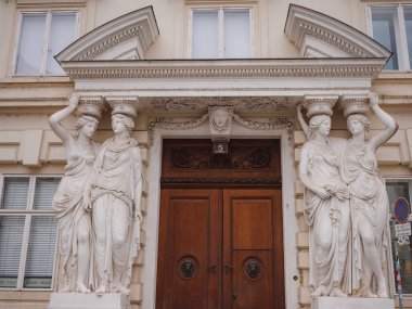 Viyana, Avusturya - 14 Kasım 2021: Avusturya 'nın Viyana kentinde karyatid heykellerin bulunduğu zarif yapı cephesi. Şehrin canlı atmosferinde tarihi, kültürü ve sanatsal ifadeyi harmanlamak.