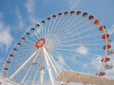 Viyana, Avusturya, 19 Temmuz 2023. Wurstelprater eğlence parkı ya da Viyana Prater ve dünyaca ünlü dev dönme dolap güneşli sabahlarda. Boş zamanların karışımı, her köşede canlı şehir atmosferi..