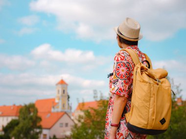 Varazdin sokaklarında yaz günü eski, tarihi şehir merkezinde yürüyen güzel bir kadın. Güzel sokakları keşfeden turist, kırktan şehre bakan.