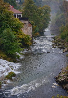 Hırvatistan 'ın Slunj kenti yakınlarındaki Rastoke Köyü' ne git. Korana nehrinin şelalelerinde nefes kesici eski su değirmenleri, güzel kırsal alanlar.