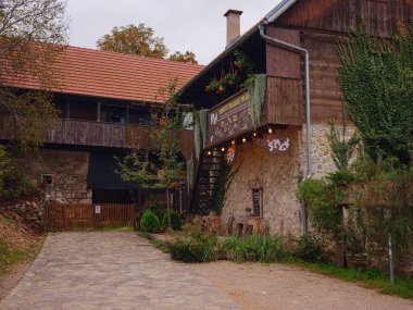 Hırvatistan 'ın Slunj kenti - 20 Eylül 2024: Rastoke, Hırvatistan' ın büyüleyici ayrıntıları, geleneksel ahşap evler ve taş değirmenleri sergileniyor. Tarihi mimari ve akarsular tuhaf, kırsal bir ortam yaratıyor..