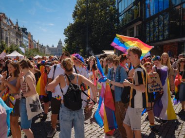 Prag, Çek Cumhuriyeti - 12 Ağustos 2023: Prag Onur Festivali Geçidi. Gökkuşağı ve diğer LGBTQ özellikleri ile parlak ve mutlu geçit ziyaretçileri