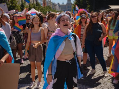 Prag, Çek Cumhuriyeti - 12 Ağustos 2023: Prag Onur Festivali Geçidi. Gökkuşağı ve diğer LGBTQ özellikleri ile parlak ve mutlu geçit ziyaretçileri