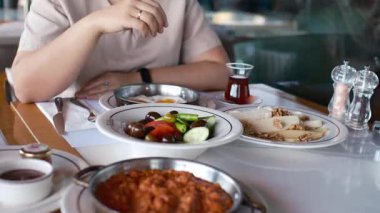 Türk kahvaltısı, Pazar büyük kahvaltısı ya da feta peyniri ve yumurtalı brunch, Türk yemeği restoranda servis ediliyor, kadınlar lezzetli yemeklerden hoşlanıyor