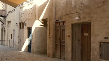 Dubai, Birleşik Arap Emirlikleri, 19 Ocak 2024: Al Seef yürümek ve yemek için uygun bir yer. Geleneksel Arap mimarisine sahip tarihi bölge. Eski binalar ve geleneksel Arap caddesi.