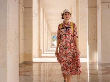 Abu Dabi 'de Qasr Al Hosn Parkı' nı keşfeden genç bir kadın. Yeşillik ve tarihi simgelerle çevrelenmiş, kentin kalbindeki sakin atmosfer ve Emirati mirasının tadını çıkarıyor..