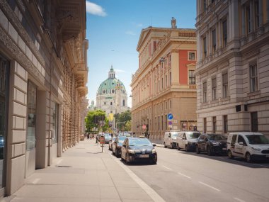 Viyana, Avusturya - 31 Temmuz 2023: Karlsplatz Meydanı 'ndaki Karlskirche Kilisesi gün batımında. Bir Avrupa ülkesinin Viyana başkenti Avusturya. Şehir caddesinde kilise manzarası