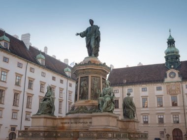 Viyana 'ya yaz gezisi: Şehir güzelliğini keşfetmek. Avusturya, Viyana 'daki Hofburg Sarayı' nda İmparator I. Franz 'ın güzel bir yaz günü anıtı.