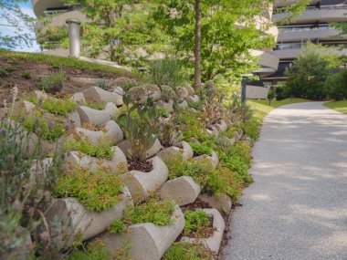 Viyana, Avusturya, 19 Temmuz 2023. Prater 'ın dışında bir apartman dairesinde. Avrupa 'nın modern evindeki konut binası. Yazın şehir merkezinde kiralık ev. Yeşil ve modern ev