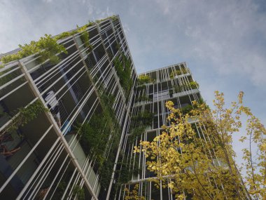 Viyana, Avusturya, 19 Temmuz 2023. Prater 'ın dışında bir apartman dairesinde. Avrupa 'nın modern evindeki konut binası. Yazın şehir merkezinde kiralık ev. Yeşil ve modern ev