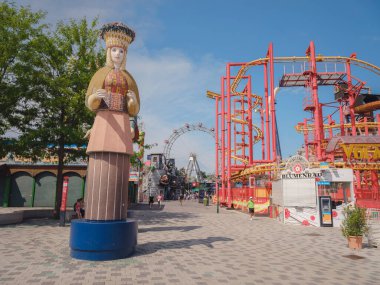 Viyana, Avusturya, 19 Temmuz 2023. Wurstelprater eğlence parkı ya da güneşli bir sabahta Viyana Prater. Her köşede doğa, eğlence ve canlı şehir atmosferinin karışımı..