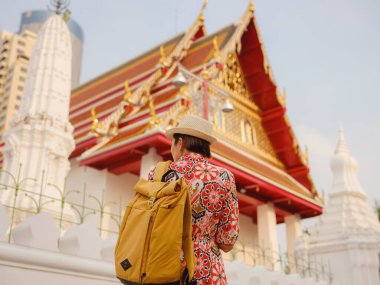 Bangkok 'taki Budist Tapınakları' nın yakınlarındaki Renkli Sokakları Keşfeden Kadın. Geleneksel mimari ve güzel Budist tapınaklarıyla çevrili Bangkok 'un büyüleyici sokaklarında gezen kadın gezgin..