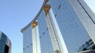 BAE, Abu-Dabi, 11 Ocak 2024 günbatımında modern bölge, günbatımında modern mimari, sakin sokaklar, şehir manzarası üzerinde sıcak alacakaranlık. Altın saat ışığında Reem Adası şehir atmosferi