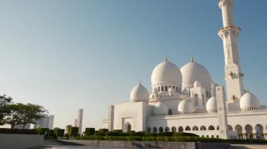 Abu Dabi 'deki ikonik Şeyh Zayed Camii' nin çarpıcı manzarası. Büyük mimari, karmaşık mermer detaylar, dingin atmosfer onu BAE 'deki İslam kültürünün ve ruhaniliğin olağanüstü bir sembolü yapıyor..