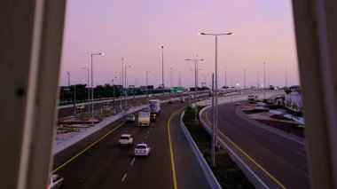 Abu Dabi, BAE -10 Ocak 2024: Otoyoldaki Şehir Trafiğinin Havadan Yukarıdan Aşağı Görünümü. Orta Doğu 'daki verimliliği ve hızlı gelişimi yansıtan bir sahne..