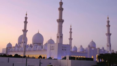 Abu Dabi 'deki Şeyh Zayed Camii. Büyük mimari, karmaşık mermer detaylar, dingin atmosfer onu BAE 'deki İslam kültürünün ve ruhaniliğin olağanüstü bir sembolü yapıyor..