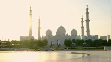 Abu Dabi 'deki Şeyh Zayed Camii. Büyük mimari, karmaşık mermer detaylar, dingin atmosfer onu BAE 'deki İslam kültürünün ve ruhaniliğin olağanüstü bir sembolü yapıyor..