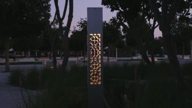 Abu Dabi, BAE - 14 Ocak 2024: Wahat Al Karama 'nın akşam manzarası veya Haysiyet Oasis. Bölgede modern ışık ile park