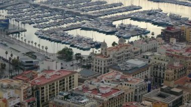 Alicante, İspanya 'ya bakan Santa Barbara Kalesi' nden (Castillo de Santa Barbara) görüntü. Çarpıcı manzara Akdeniz kıyı şeridi, şehir manzarası, tarihi mimari ve doğa içerir..