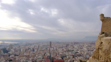 Alicante, İspanya 'ya bakan Santa Barbara Kalesi' nden (Castillo de Santa Barbara) görüntü. Çarpıcı manzara Akdeniz kıyı şeridi, şehir manzarası, tarihi mimari ve doğa içerir..