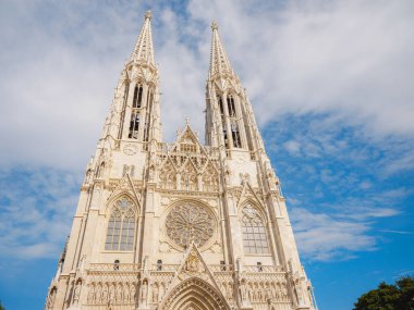 Viyana 'da güzel bir yaz tatili - Vatandaş Kilisesi Neo-Gotik Avusturya Kilisesi. Yaz yürüyüşü, tarihi sokakları keşfetmek, çarpıcı mimari, güneş ışığı altındaki canlı şehir atmosferi..