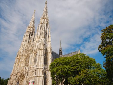Viyana 'da güzel bir yaz tatili - Vatandaş Kilisesi Neo-Gotik Avusturya Kilisesi. Yaz yürüyüşü, tarihi sokakları keşfetmek, çarpıcı mimari, güneş ışığı altındaki canlı şehir atmosferi..