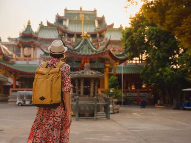 Bangkok 'taki Budist Tapınakları' nın yakınlarındaki Renkli Sokakları Keşfeden Kadın. Geleneksel mimari ve güzel Budist tapınaklarıyla çevrili Bangkok 'un büyüleyici sokaklarında gezen kadın gezgin..