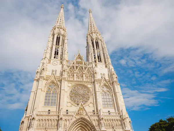 Viyana 'da güzel bir yaz tatili - Vatandaş Kilisesi Neo-Gotik Avusturya Kilisesi. Yaz yürüyüşü, tarihi sokakları keşfetmek, çarpıcı mimari, güneş ışığı altındaki canlı şehir atmosferi..
