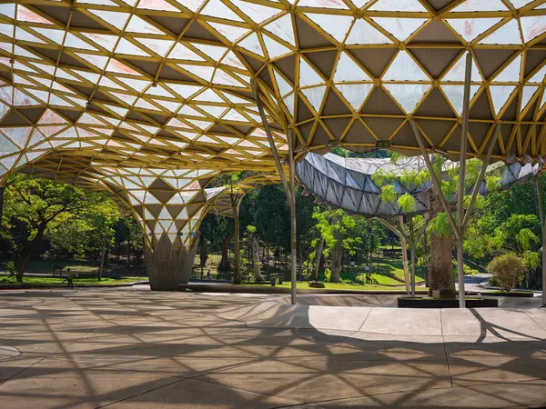 Kuala Lumpur Perdana Botanik Bahçesi 'nin altyapısı yürüyüş yolları, banklar, dekoratif köprüler ve verimli tropikal çevreye entegre edilmiş iyi korunmuş tesisler içerir..