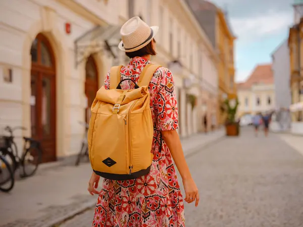 Varazdin sokaklarında yaz günü eski, tarihi şehir merkezinde yürüyen güzel bir kadın. Bu güzel caddeleri keşfeden turist, Hırvat kentinin rahat ve kültürel havasını yaşıyor..