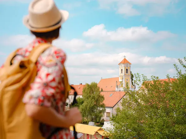 Varazdin sokaklarında yaz günü eski, tarihi şehir merkezinde yürüyen güzel bir kadın. Güzel sokakları keşfeden turist, kırktan şehre bakan.