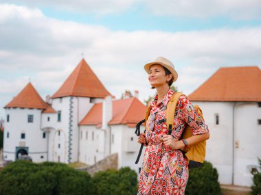 Varazdin sokaklarında yaz günü eski, tarihi şehir merkezinde yürüyen güzel bir kadın. Yazın Avrupa 'daki ünlü Hırvat kale kasabasının Panorama ve Cityscape' i. Seyahat ve turizm