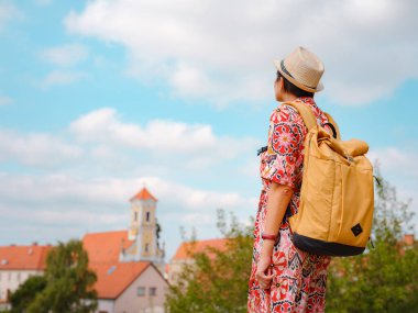 Varazdin sokaklarında yaz günü eski, tarihi şehir merkezinde yürüyen güzel bir kadın. Güzel sokakları keşfeden turist, kırktan şehre bakan.