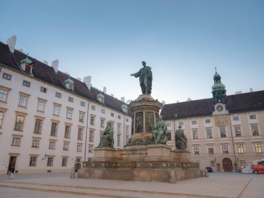 Viyana 'ya yaz gezisi: Şehir güzelliğini keşfetmek. Avusturya, Viyana 'daki Hofburg Sarayı' nda İmparator I. Franz 'ın güzel bir yaz günü anıtı.