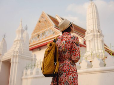 Bangkok 'taki Budist Tapınakları' nın yakınlarındaki Renkli Sokakları Keşfeden Kadın. Geleneksel mimari ve güzel Budist tapınaklarıyla çevrili Bangkok 'un büyüleyici sokaklarında gezen kadın gezgin..