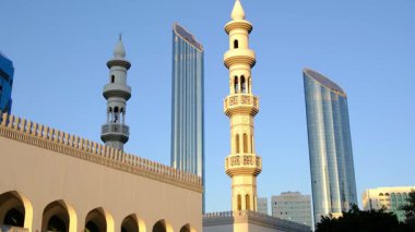Abu Dabi, BAE 'deki en eski taş bina olan Qasr al-Hosn kulesine park etmek, BAE' nin mirasını yansıtan çarpıcı mimari ve bereketli bahçelere sahip..