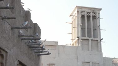Dubai, Birleşik Arap Emirlikleri, 19 Ocak 2024: Al Seef yürümek ve yemek için uygun bir yer. Geleneksel Arap mimarisine sahip tarihi bölge. Eski binalar ve geleneksel Arap caddesi.