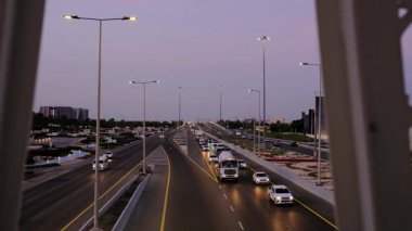 Abu Dabi, BAE -10 Ocak 2024: Otoyoldaki Şehir Trafiğinin Havadan Yukarıdan Aşağı Görünümü. Orta Doğu 'daki verimliliği ve hızlı gelişimi yansıtan bir sahne..