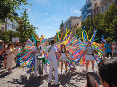Prag, Çek Cumhuriyeti - 12 Ağustos 2023: Prag Onur Festivali Geçidi. Gey gururu sırasında renkli balonları olan kadınlar ve erkekler müzik enstrümanları çalıyor