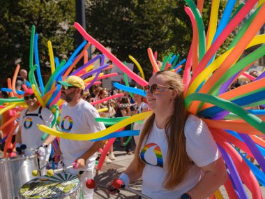 Prag, Çek Cumhuriyeti - 12 Ağustos 2023: Prag Onur Festivali Geçidi. Gey gururu sırasında renkli balonları olan kadınlar ve erkekler müzik enstrümanları çalıyor