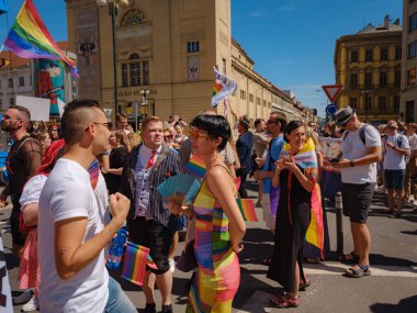 Prag, Çek Cumhuriyeti - 12 Ağustos 2023: Eski şehir merkezinde gurur ayı. Prag Onur Festivali Geçidi. Festivale farklı kostümlerle katılanlar, törenin başlangıcı