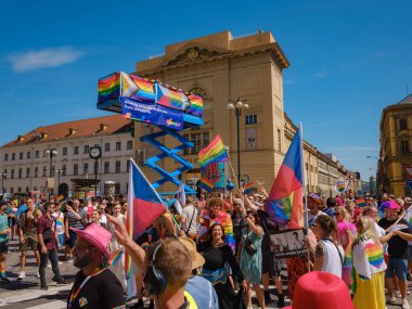 Prag, Çek Cumhuriyeti - 12 Ağustos 2023: Eski şehir merkezinde gurur ayı. Prag Onur Festivali Geçidi. Festivale farklı kostümlerle katılanlar, törenin başlangıcı