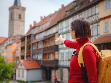 Turist kadın güzel Erfurt şehrini keşfediyor, tarihi caddelerinde geziyor, büyüleyici mimarisine hayran kalıyor, ve zengin şehirlere gömülmüş kültürel yapılar keşfediyor..