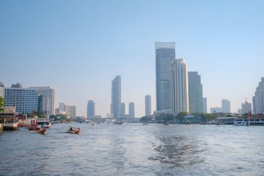 Bangkok, Tayland - 21 Ocak 2024: Bangkok, Tayland 'daki Chao Phraya nehrinde uzun kuyruklu tekne ve diğer tekneler. Talat Noi bölgesinden görüntü