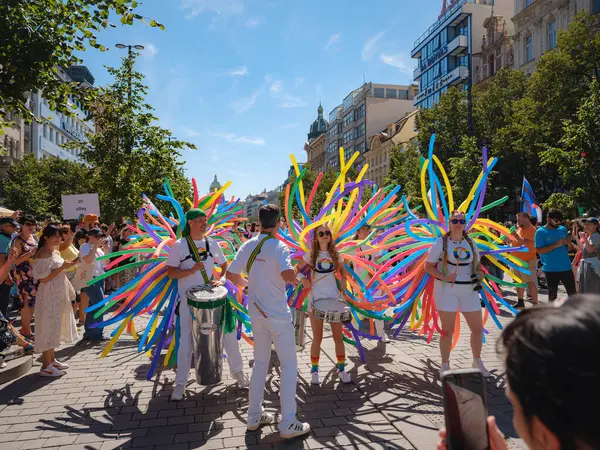 Prag, Çek Cumhuriyeti - 12 Ağustos 2023: Prag Onur Festivali Geçidi. Gey gururu sırasında renkli balonları olan kadınlar ve erkekler müzik enstrümanları çalıyor